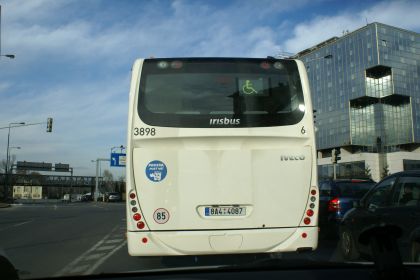 Autobusy pro přepravu vozíčkářů v pražské hromadné dopravě.
