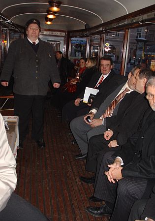 Ještě ze Dne Dopravy. Za záběry z večerního společenského setkání