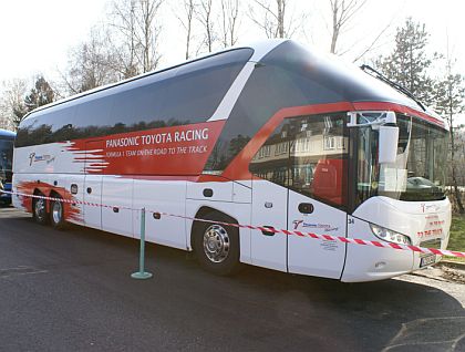 Neoplan RoadShow 2008: Autokar Starliner realizačního týmu Toyota pro závody F1.