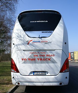 Neoplan RoadShow 2008: Autokar Starliner realizačního týmu Toyota pro závody F1.