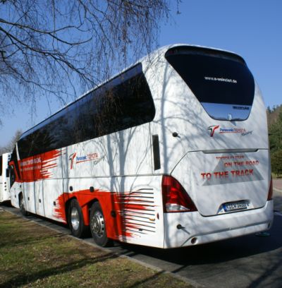 Neoplan RoadShow 2008: Autokar Starliner realizačního týmu Toyota pro závody F1.