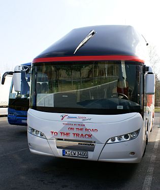 Neoplan RoadShow 2008: Autokar Starliner realizačního týmu Toyota pro závody F1.