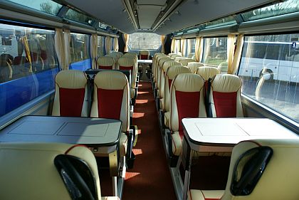 Neoplan RoadShow 2008: Autokar Starliner realizačního týmu Toyota pro závody F1.