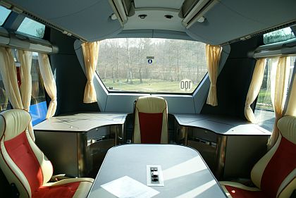 Neoplan RoadShow 2008: Autokar Starliner realizačního týmu Toyota pro závody F1.