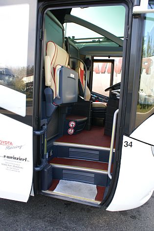 Neoplan RoadShow 2008: Autokar Starliner realizačního týmu Toyota pro závody F1.