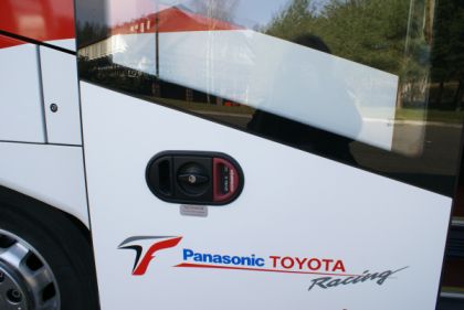 Neoplan RoadShow 2008: Autokar Starliner realizačního týmu Toyota pro závody F1.