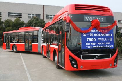 Volvo představuje kloubový metrobus pro BRT v Číně.