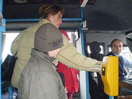 Na lince 411 Pražské integrované dopravy se objevil zajímavý malý autobus ALMA.