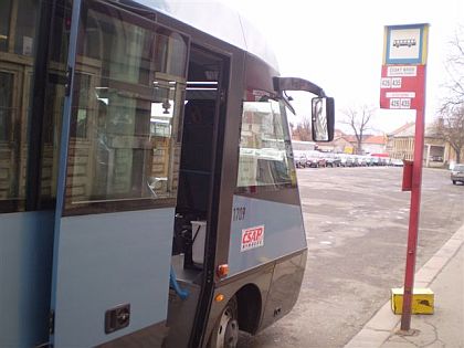 Na lince 411 Pražské integrované dopravy se objevil zajímavý malý autobus ALMA.