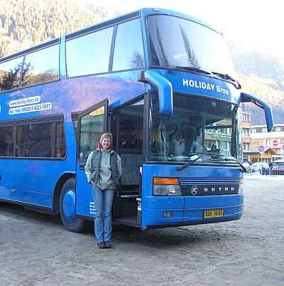 Žena za volantem patrového autobusu.