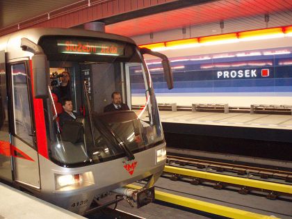 ROPID: První postřehy z terénu po otevření nových stanic metra.
