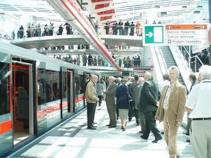 ROPID: První postřehy z terénu po otevření nových stanic metra.