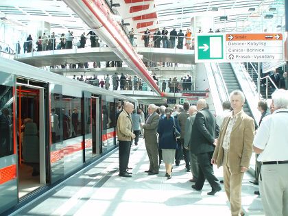 ROPID: První postřehy z terénu po otevření nových stanic metra.