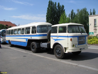 Z oslav 100 let od zavedení první autobusové linky v Čechách.