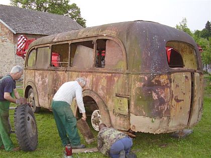 Záchranáři zachraňují nejen životy a  majetek, ale i autobusovou historii.