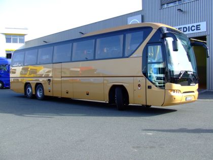 Další zlaté autokary Neoplan Tourliner "Letuška" pro Asianu