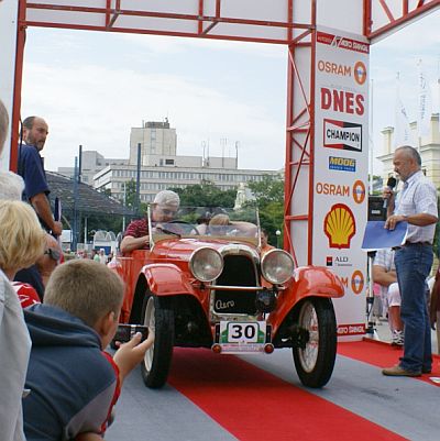 Retro Prague potřetí. Osobní automobily a motocykly.