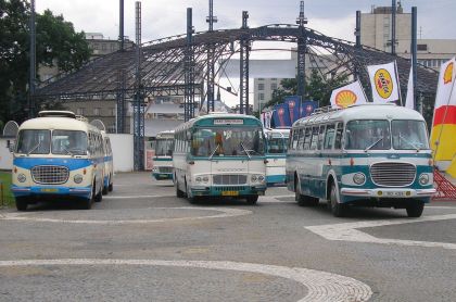 Vracíme se ještě k historickým autobusům na Retro Prague 12.7.2008.