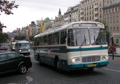 Vracíme se ještě k historickým autobusům na Retro Prague 12.7.2008.