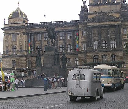 Vracíme se ještě k historickým autobusům na Retro Prague 12.7.2008.