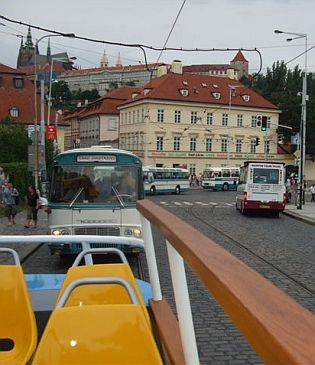 Vracíme se ještě k historickým autobusům na Retro Prague 12.7.2008.