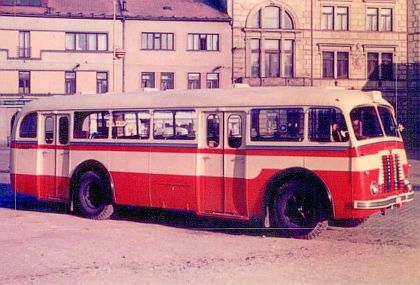 Autobus Škoda 706 RO přivítali silniční dopravci v nelehké situaci v poválečném