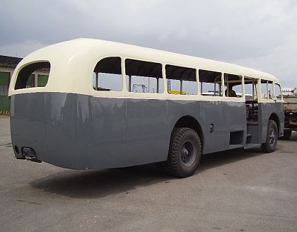 Záběry ze závěru renovace autobusu Škoda 706 RO.