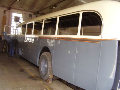 Záběry ze závěru renovace autobusu Škoda 706 RO.