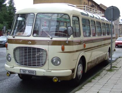 Škoda 706 RTO LUX najdete i v Náchodě. Renovoval ho jeho majitel