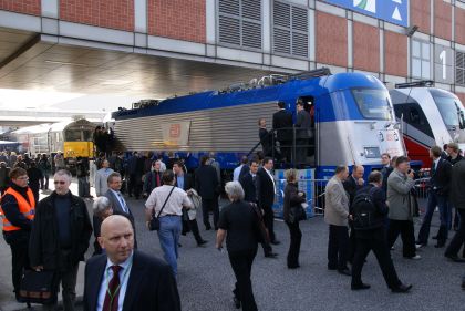 100% nízkopodlažní tramvaj ŠKODA ForCity a třísystémovou lokomotivu ŠKODA 109E