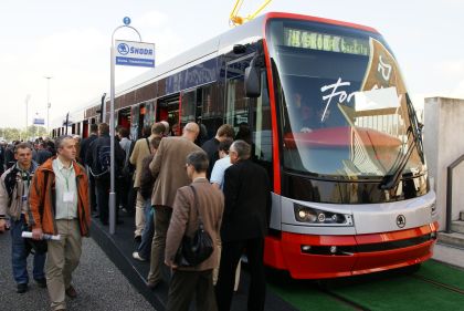 100% nízkopodlažní tramvaj ŠKODA ForCity a třísystémovou lokomotivu ŠKODA 109E