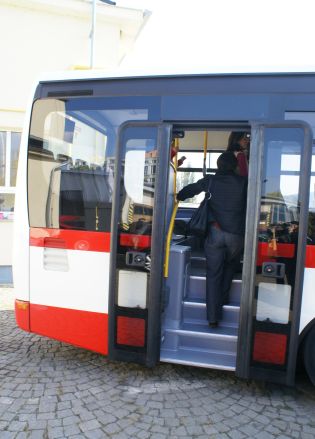 Třídvéřový autobus Irisbus Crossway LE pro městský a příměstský provoz