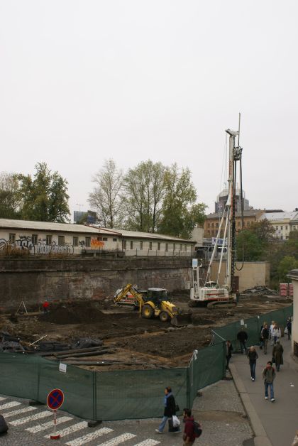 Stavební ruch na ÚAN Florenc 2008. Zachycujeme postup prací na nové hale.