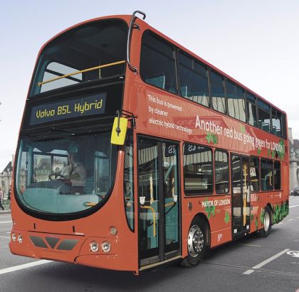 Světová premiéra patrového hybridu Volvo B5L na Euro Bus Expo v Birminghamu.