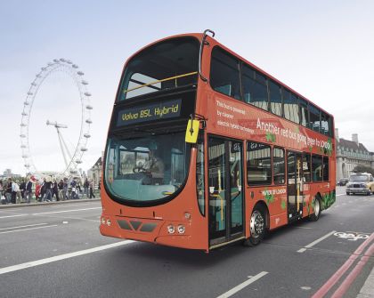 Světová premiéra patrového hybridu Volvo B5L na Euro Bus Expo v Birminghamu.