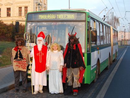 Tradiční Mikulášův trolejbus 30.11. v Plzni - Doubravce.