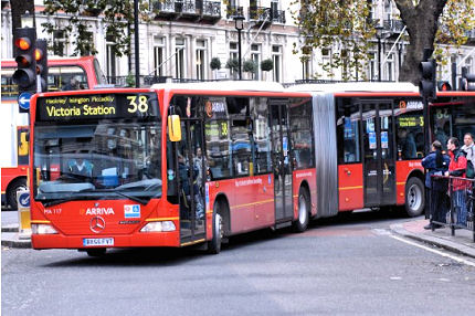 BUSportál SK: Boris Johnson sa zbavuje londýnskych kĺbových autobusov