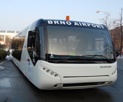 Letiště Brno slavnostně převzalo dva speciální letištní autobusy