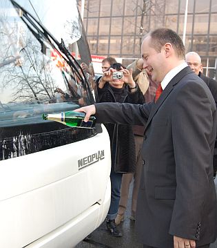 Letiště Brno slavnostně převzalo dva speciální letištní autobusy