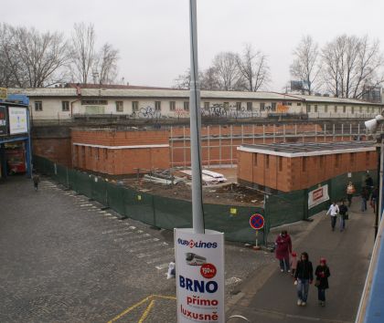 Stavební ruch na ÚAN Florenc 2009. Zachycujeme postup prací na nové hale: