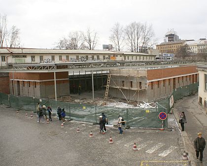 Stavební ruch na ÚAN Florenc 2009. Zachycujeme postup prací na nové hale: