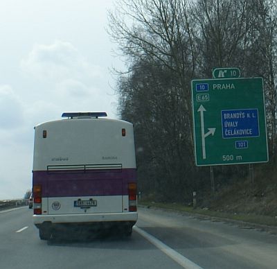 Cestou po mladoboleslavské jsme zaznamenali autobusy Vězeňské služby