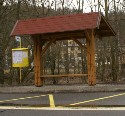 Zastávkománie. Robustní dřevěné zastávky v Malé Skále a okolí.