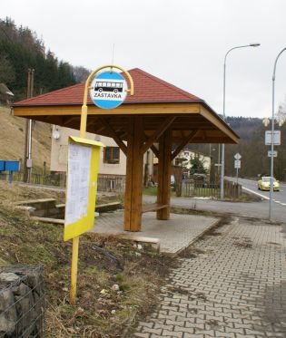 Zastávkománie. Robustní dřevěné zastávky v Malé Skále a okolí.