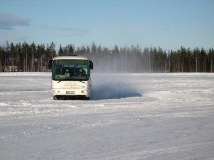 Zimní testování systémů EBS a ESC autobusu SOR C 9,5 nedaleko polárního kruhu.