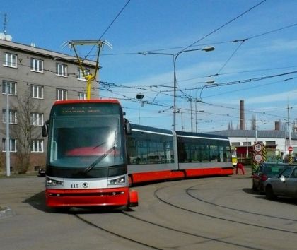 Tramvaj Škoda ForCity zatahuje do vozovny v Plzni na Slovanech