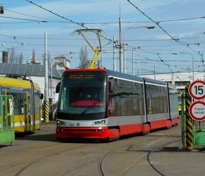 Tramvaj  Škoda ForCity zatahuje do vozovny v Plzni na Slovanech