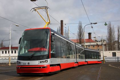 Nová tramvaj pro Prahu ŠKODA ForCity vyjela ke zkouškám na plzeňských kolejích