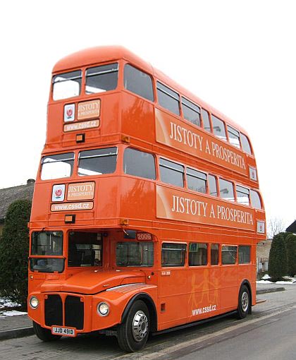 Tak už nám zase někde havaroval dvoupatrový autobus.