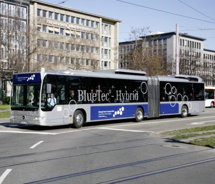 Nový hybridní autobus Mercedes-Benz v provozu.